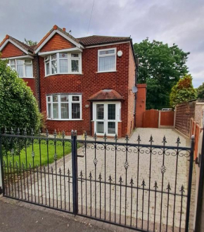 Dalton House - Three Bedroom Property Stretford free parking Near The Trafford Centre